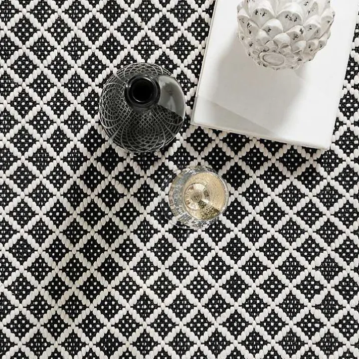 Black & White Trellis Indoor/Outdoor Rug, 4x6