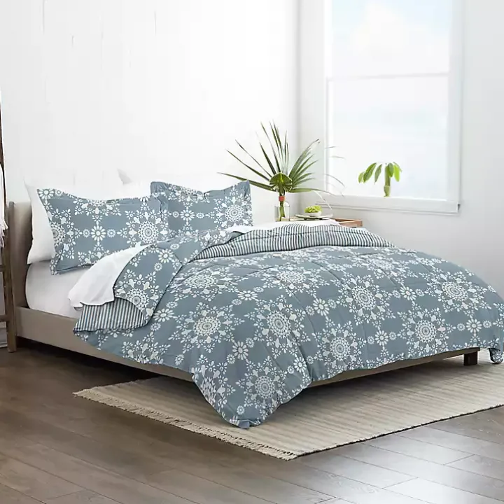Blue Daisy Medallion Queen 3-pc. Comforter Set