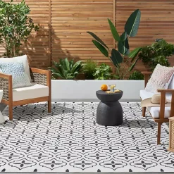 Ivory & Black Quatrefoil Indoor/Outdoor Rug, 5x7