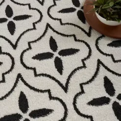 Ivory & Black Quatrefoil Indoor/Outdoor Rug, 5x7
