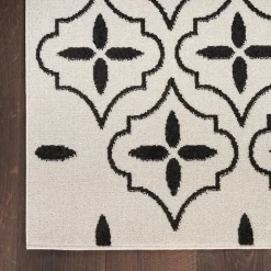 Ivory & Black Quatrefoil Indoor/Outdoor Rug, 5x7