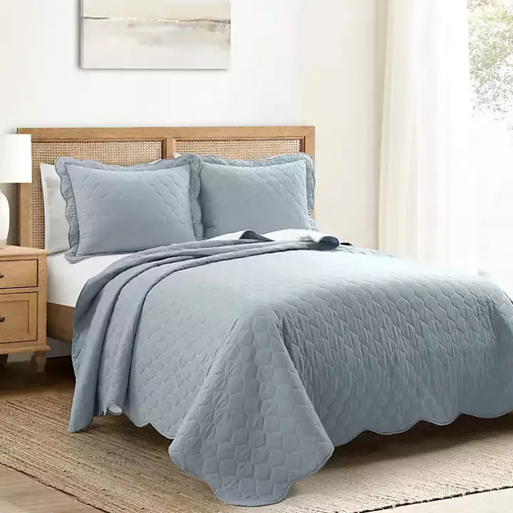White and Blue Scallop 3-pc. King Quilt Set